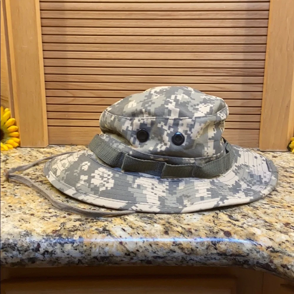 Boys camouflage hat size 6.75 Guc